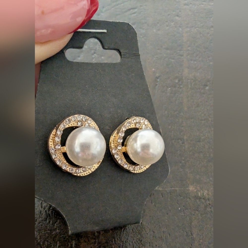 Elegant Vintage faux Gold and Pearl Stud Earrings - Picture 5 of 5